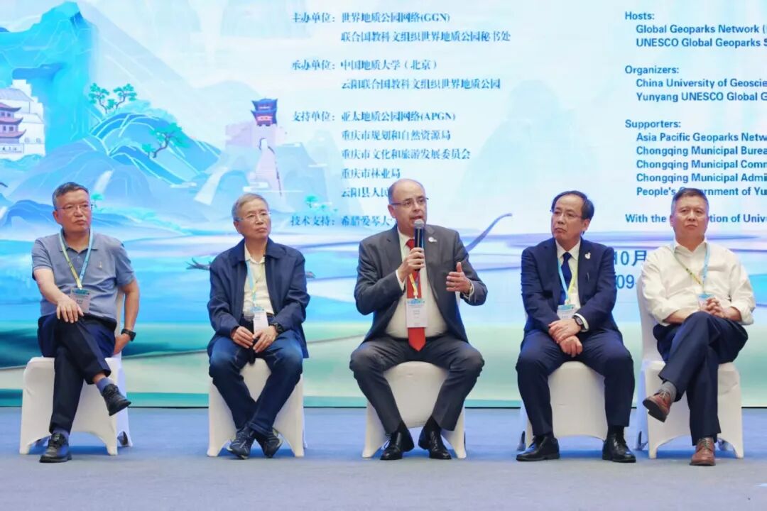 国际顶尖专家为第九届联合国教科文组织世界地质公园国际培训班学员授课